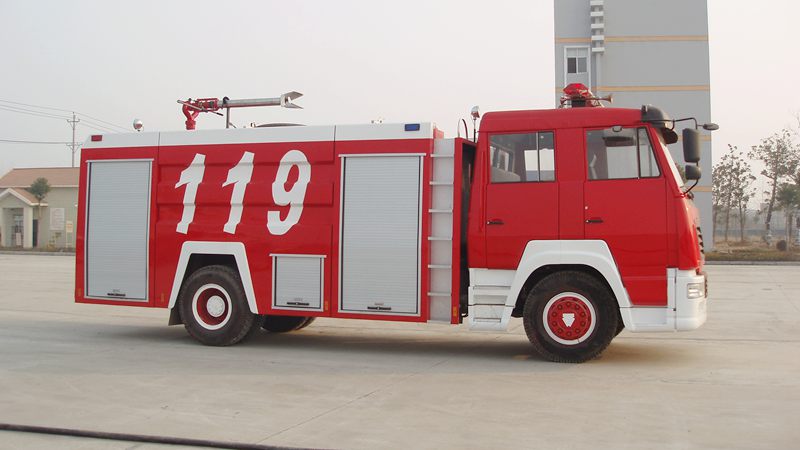 重汽豪沃8立方水罐消防车